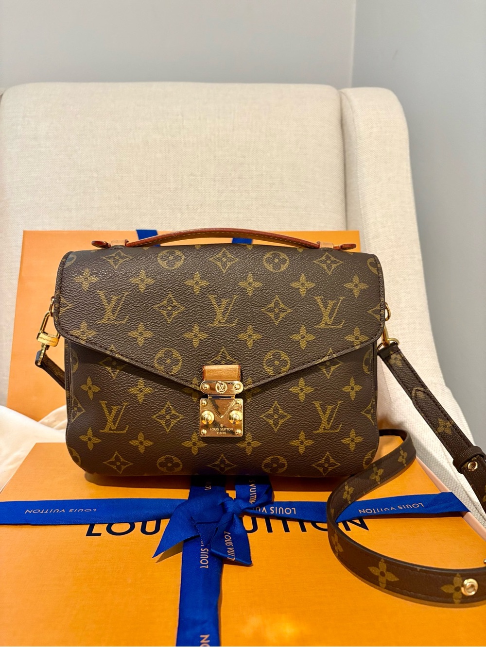 Authentic Louis Vuitton Monogram Pochette Metis - Picture 2 of 8